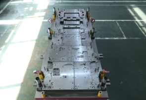Stampo di iniezione automobilistica